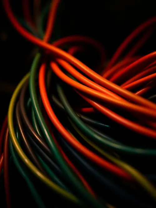 Feixe de fios elétricos coloridos em detalhe — aula sobre fios e cabos do curso ELETROPRO